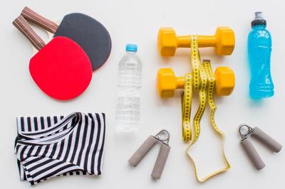 健身工具圖片-白色桌面上的各種健身運(yùn)動(dòng)器材素材-高清圖片-攝影照片-尋圖 .