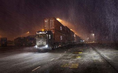 750馬力對決750噸 沃爾沃FH16環(huán)衛(wèi)車挑戰(zhàn)300米超長掛車壯舉